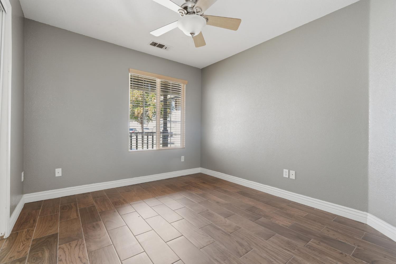 3031 W Loyola Ct, Visalia, CA 93277