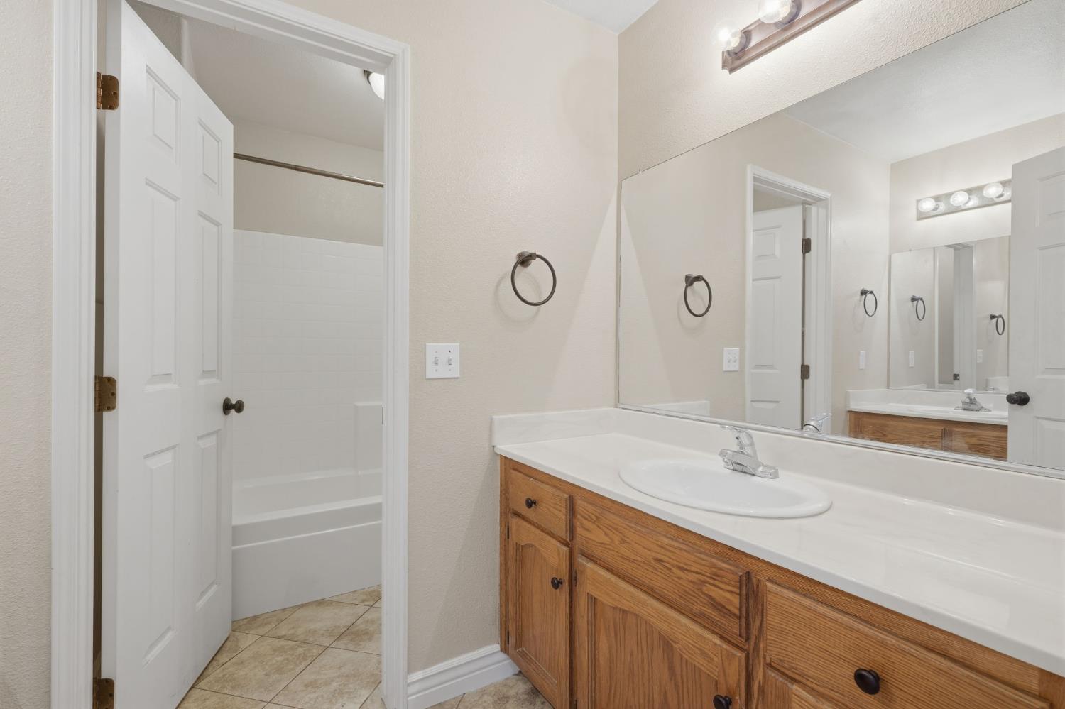 3031 W Loyola Ct, Visalia, CA 93277