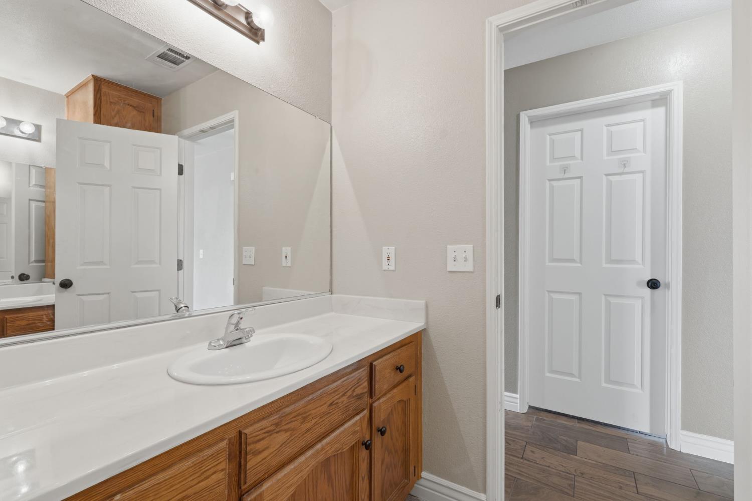 3031 W Loyola Ct, Visalia, CA 93277