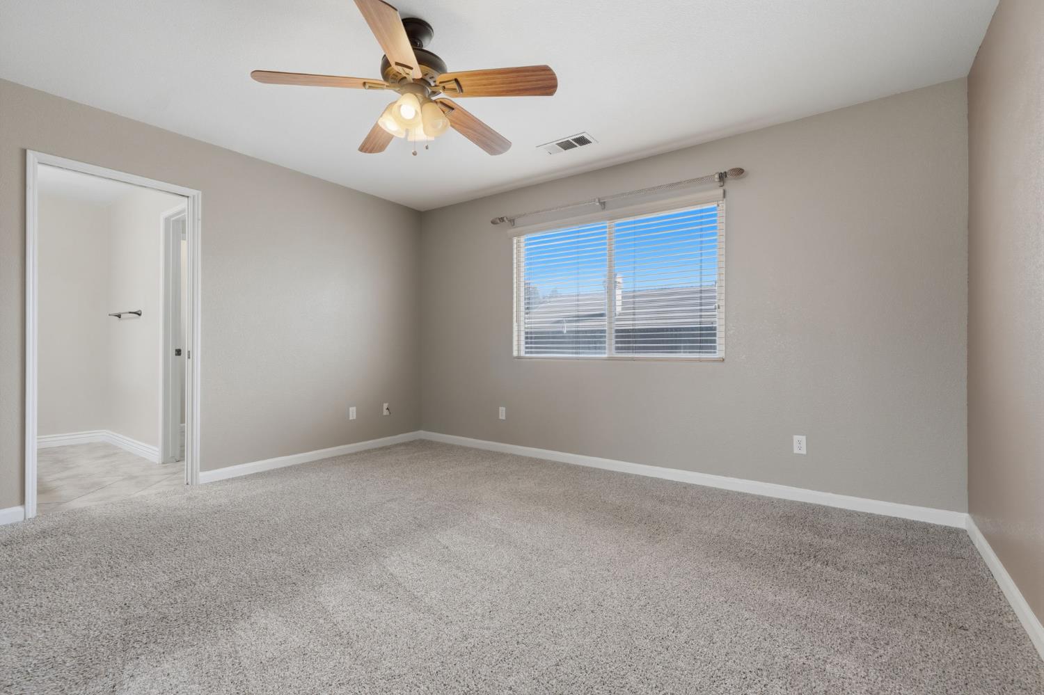 3031 W Loyola Ct, Visalia, CA 93277