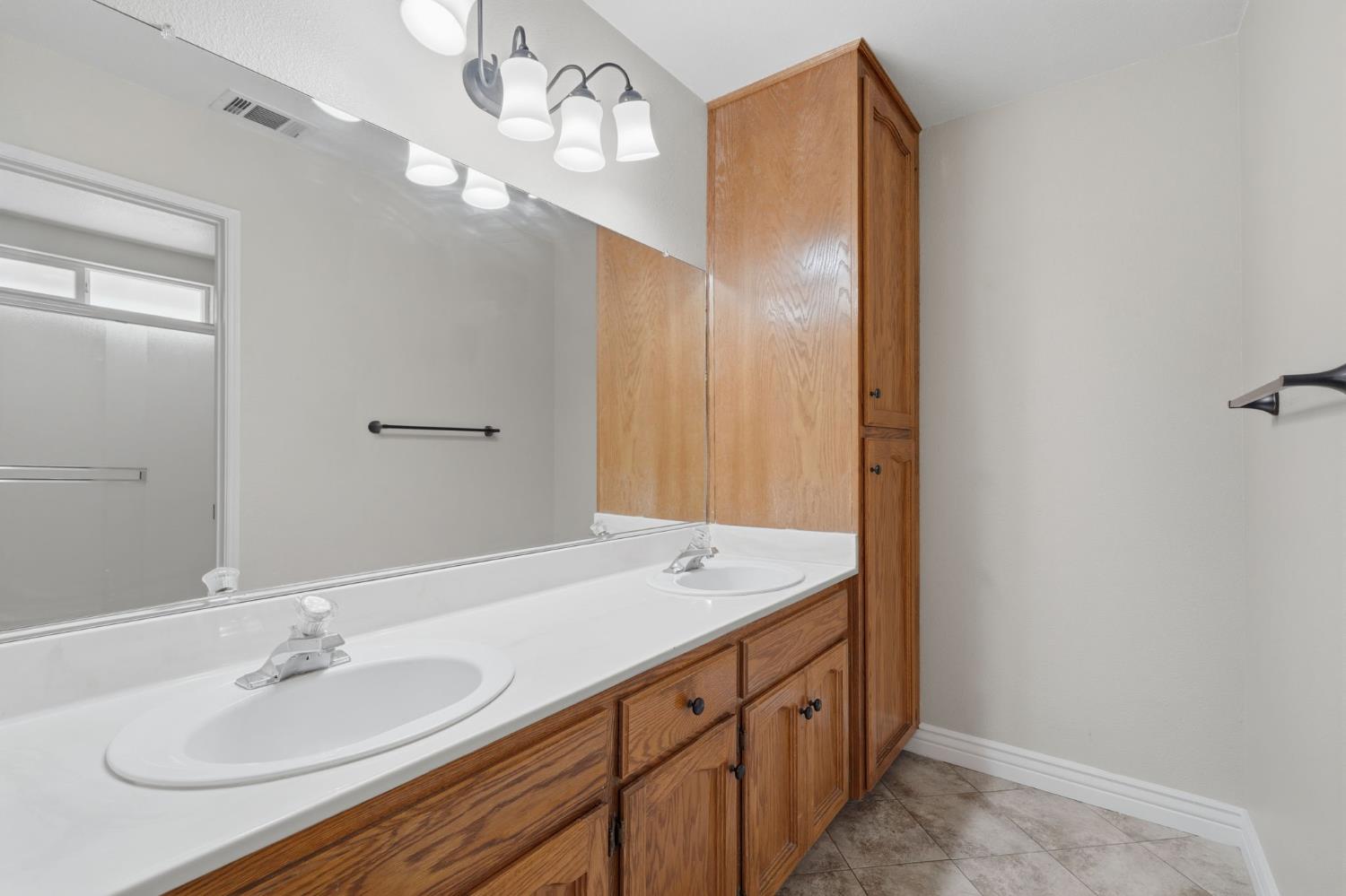 3031 W Loyola Ct, Visalia, CA 93277