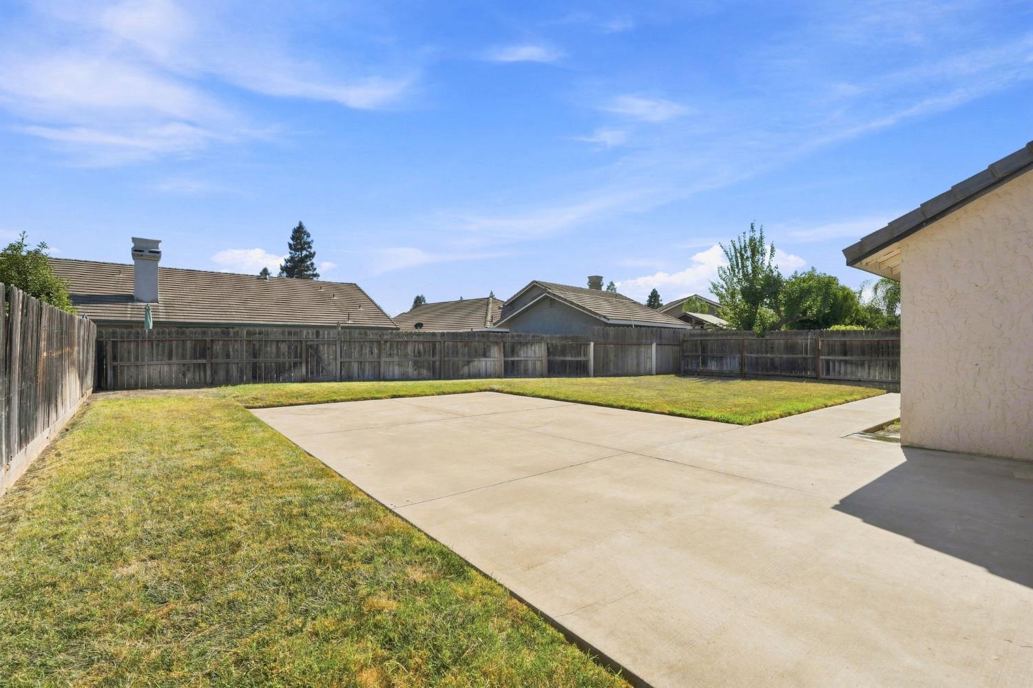 3031 W Loyola Ct, Visalia, CA 93277