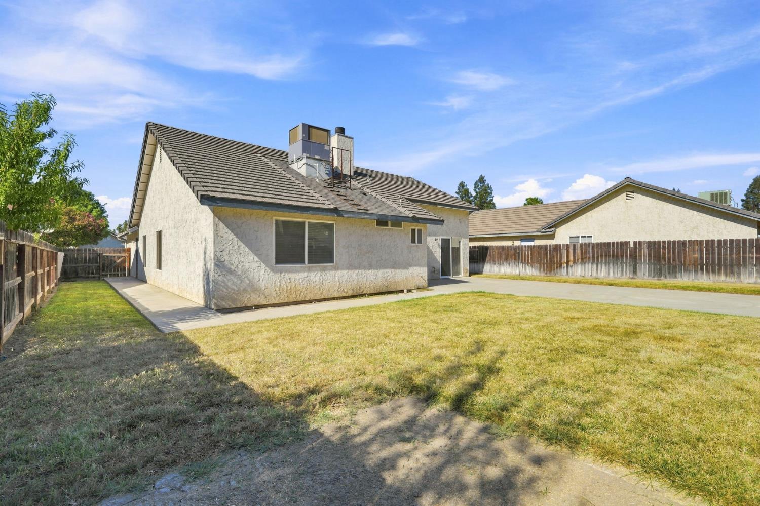 3031 W Loyola Ct, Visalia, CA 93277