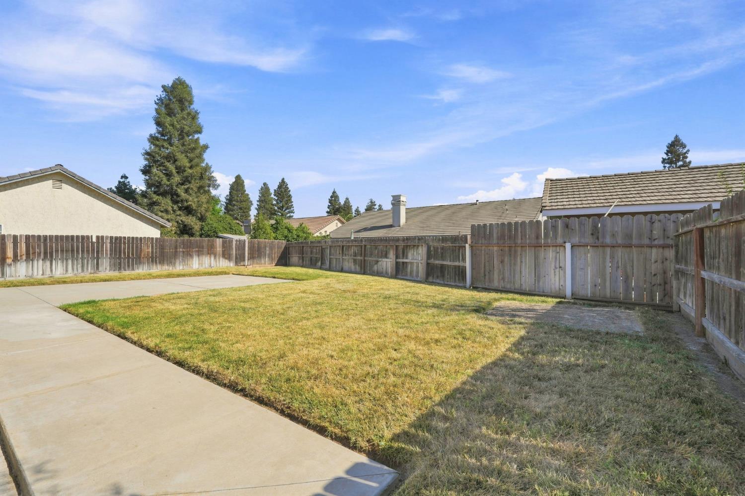 3031 W Loyola Ct, Visalia, CA 93277