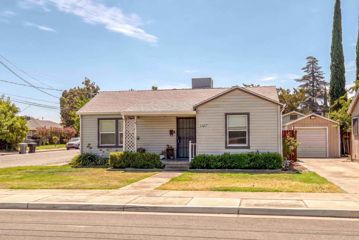 1107 Magnolia St, Oakdale, CA 95361