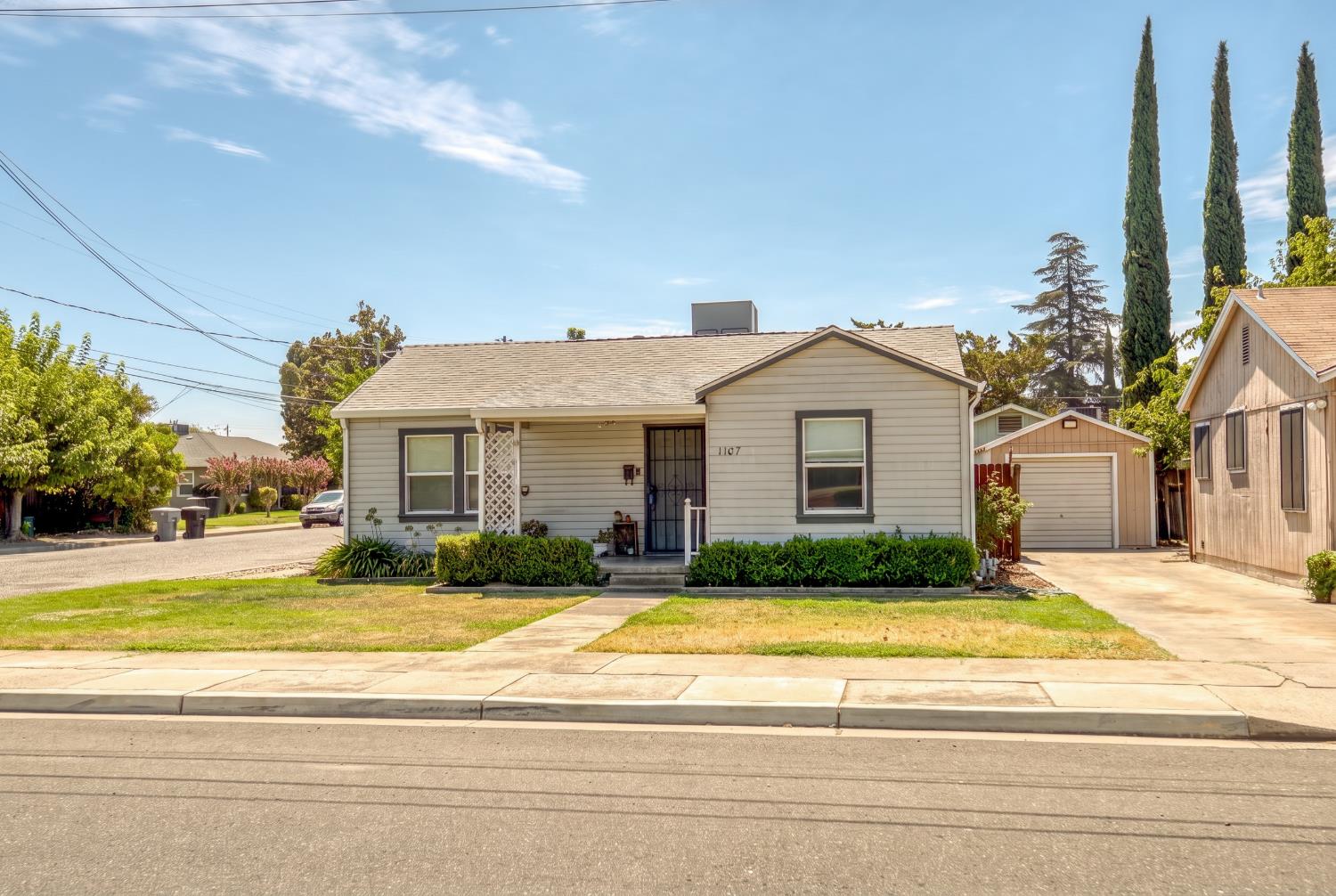 1107 Magnolia St, Oakdale, CA 95361