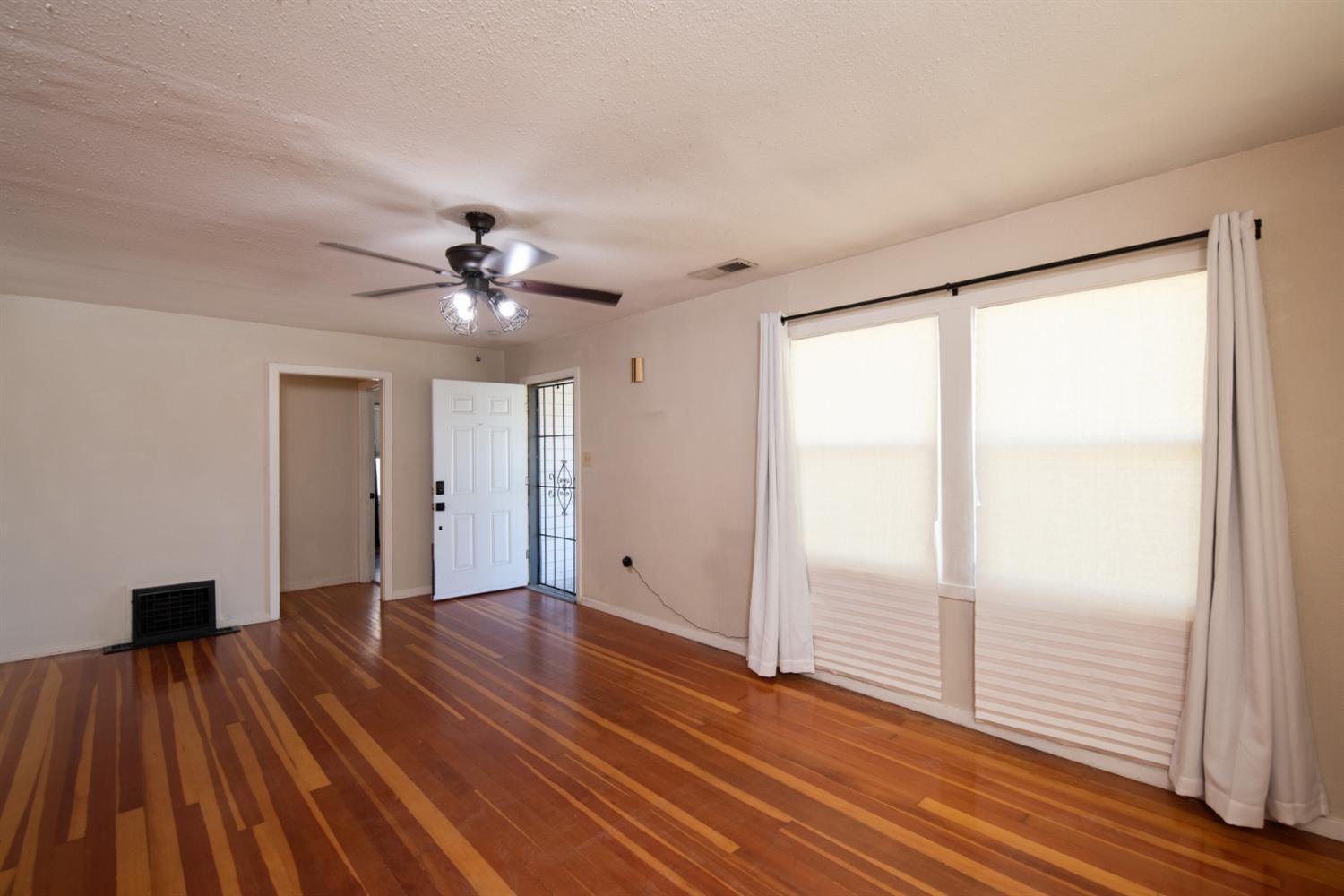 1107 Magnolia St, Oakdale, CA 95361