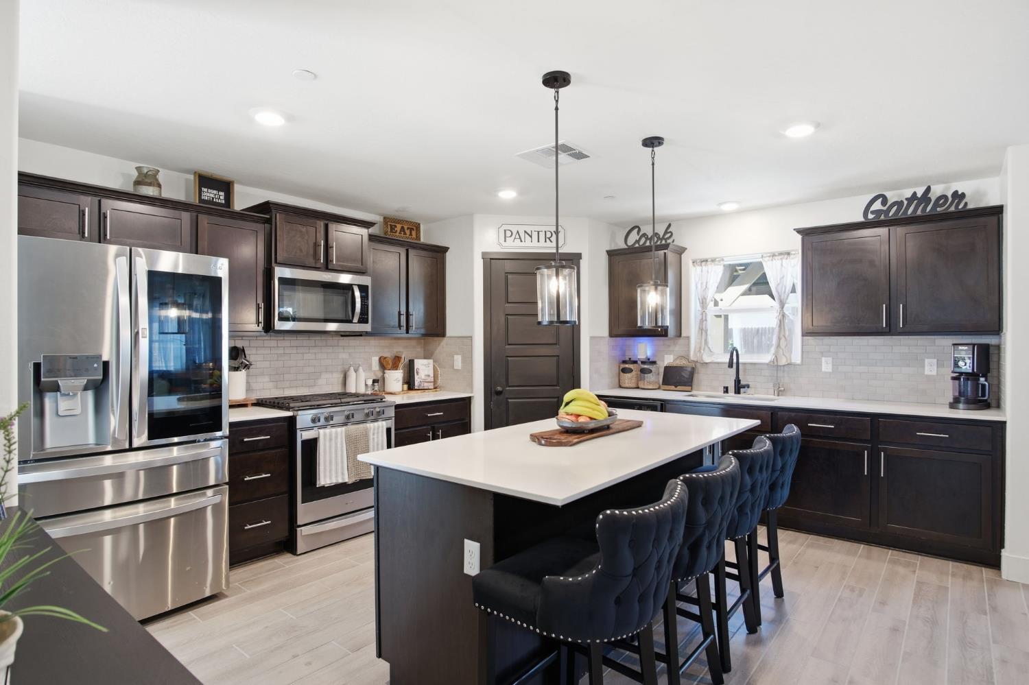510 Sansoni St, Los Banos, CA 93635