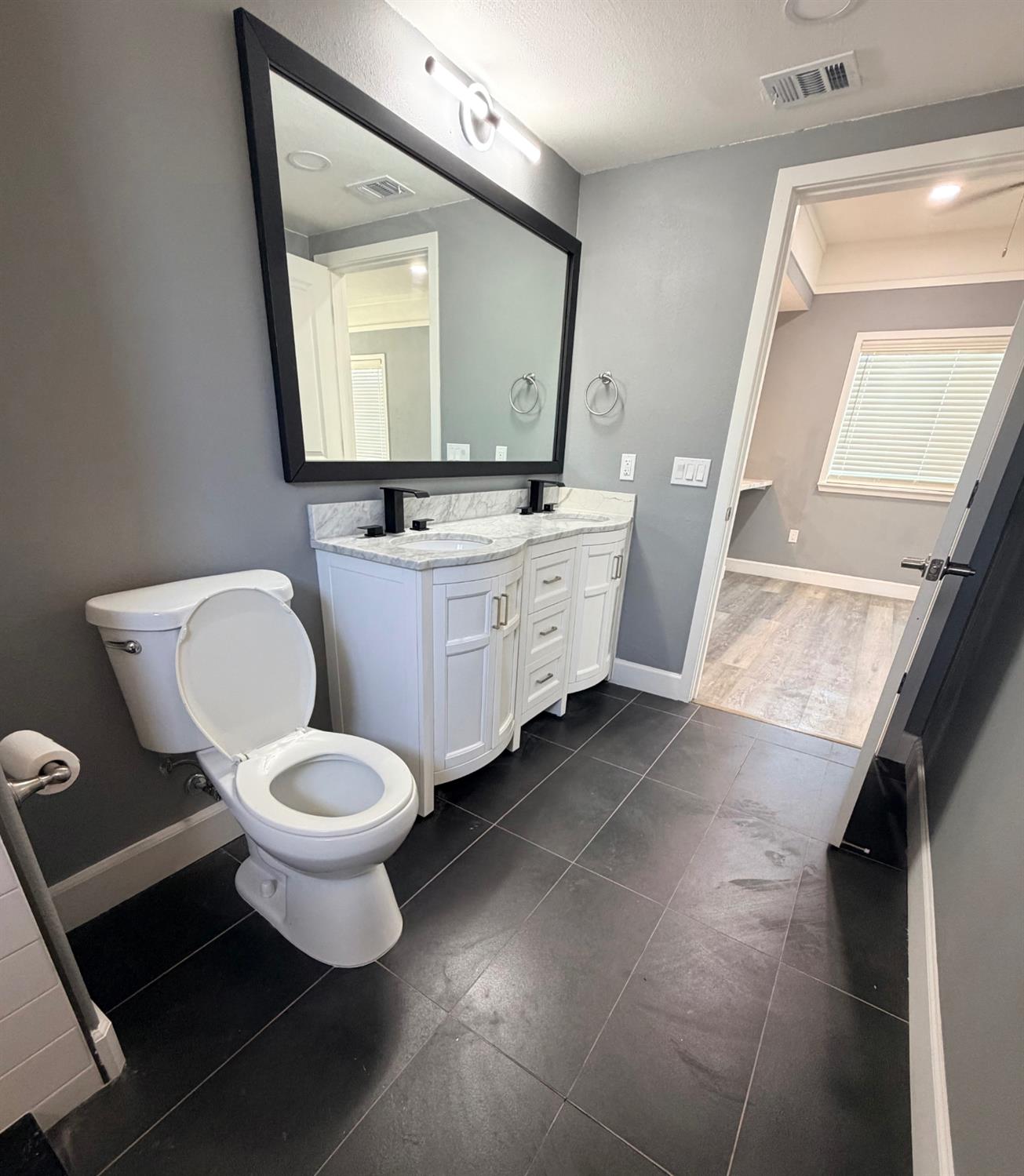 2427 E Tyler, Fresno, CA 93701