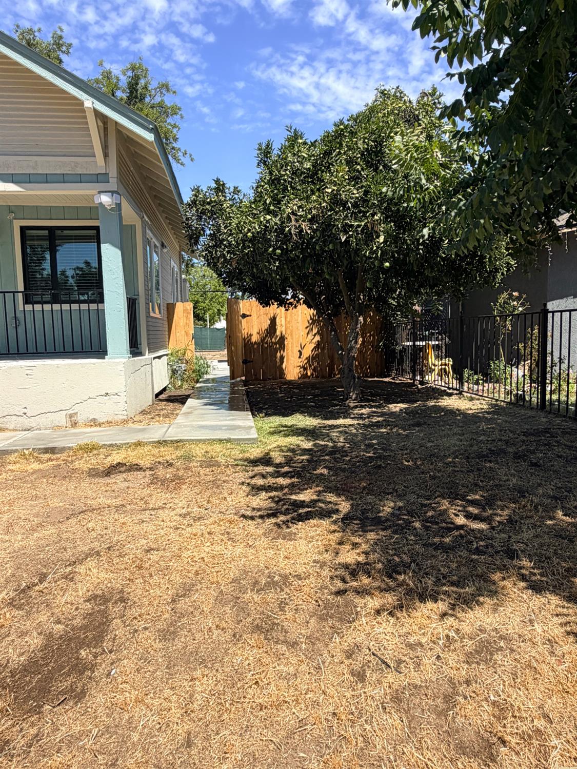 2427 E Tyler, Fresno, CA 93701