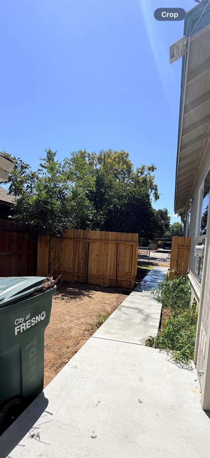2427 E Tyler, Fresno, CA 93701