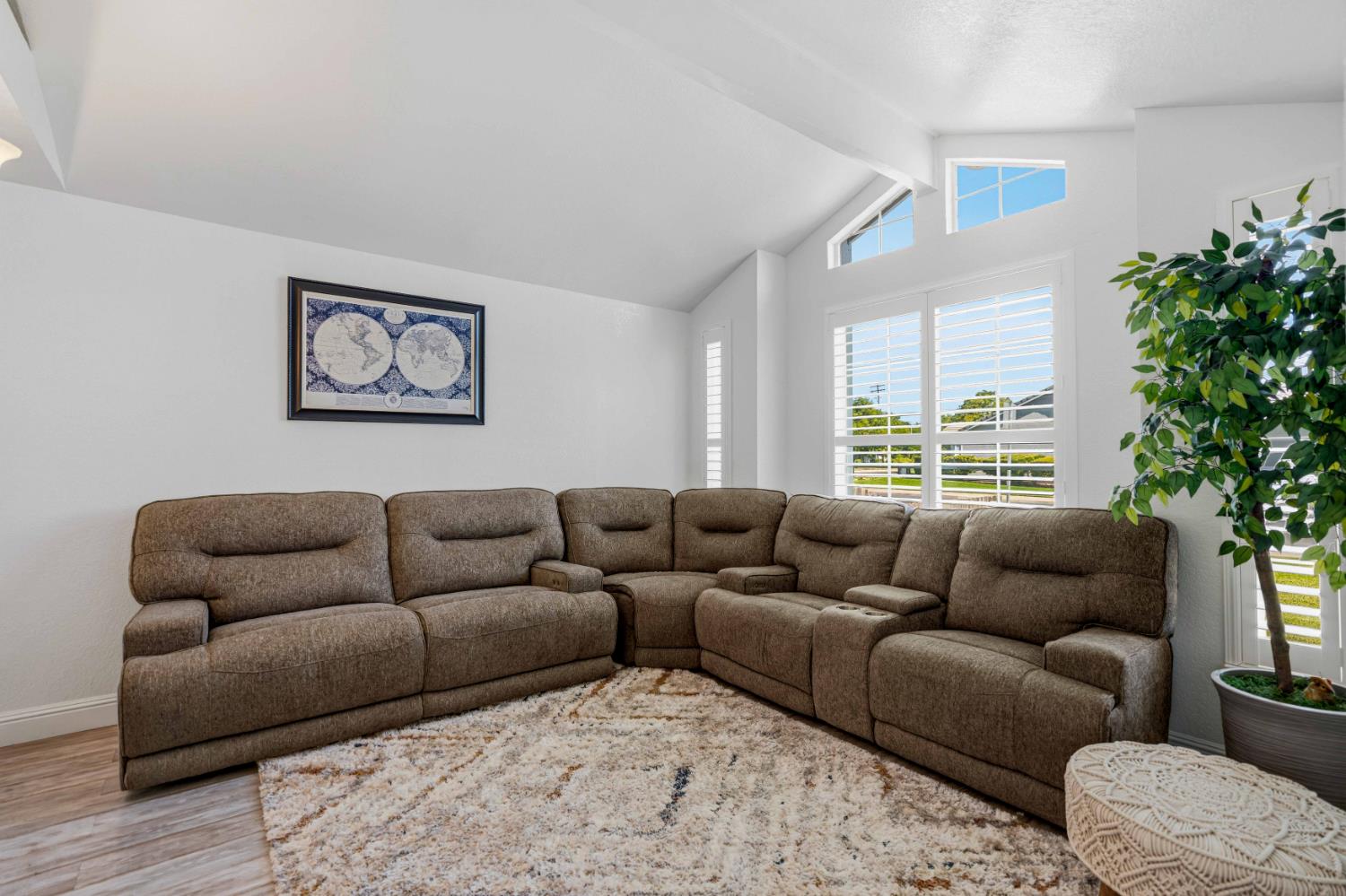 1160 Collegeview Dr, Turlock, CA 95382