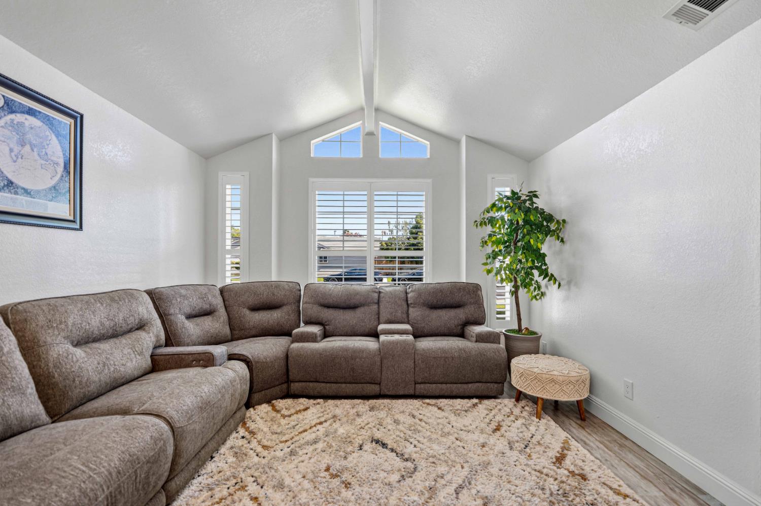 1160 Collegeview Dr, Turlock, CA 95382