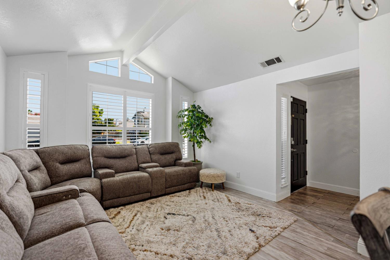 1160 Collegeview Dr, Turlock, CA 95382
