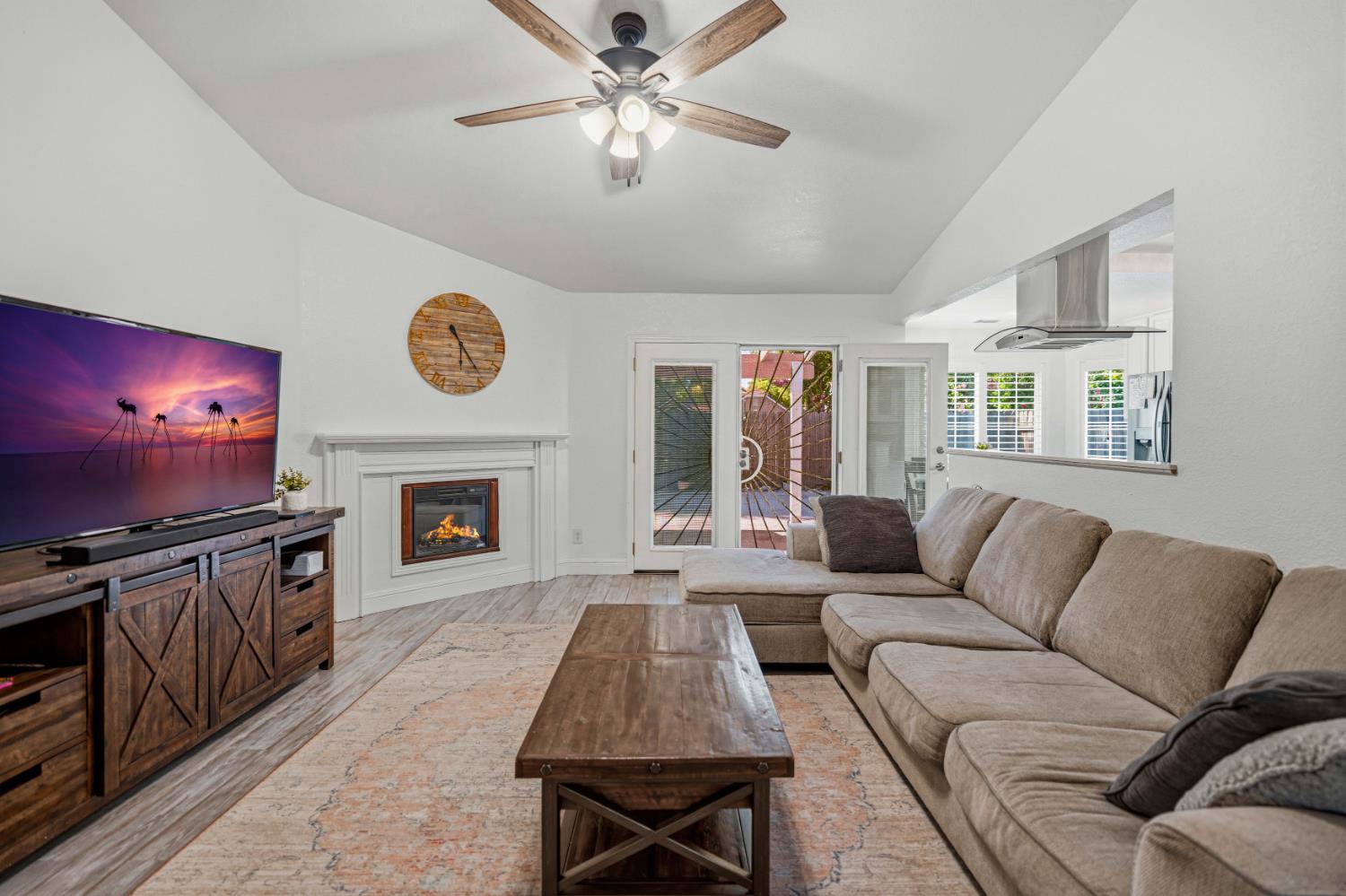 1160 Collegeview Dr, Turlock, CA 95382