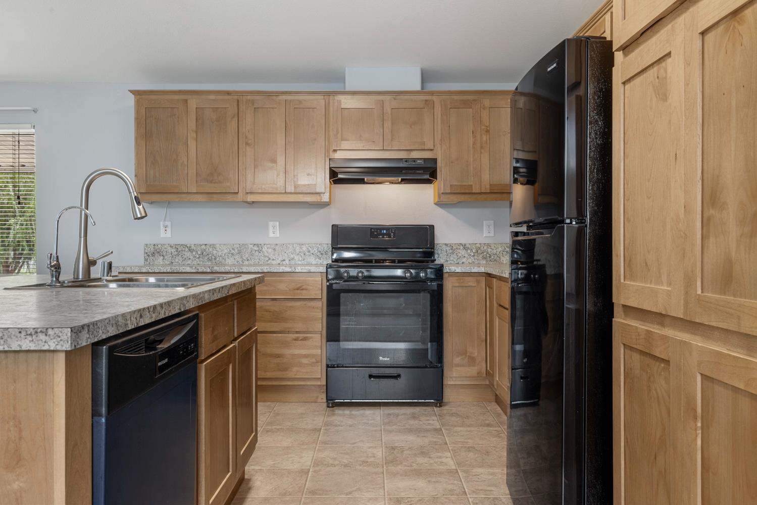 1526 Queen Way, Livingston, CA 95334