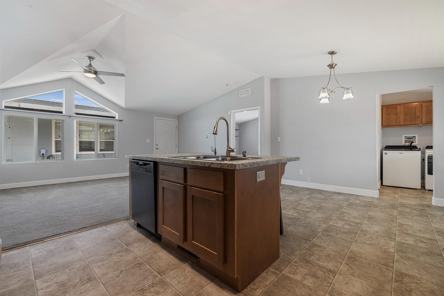 1526 Queen Way, Livingston, CA 95334