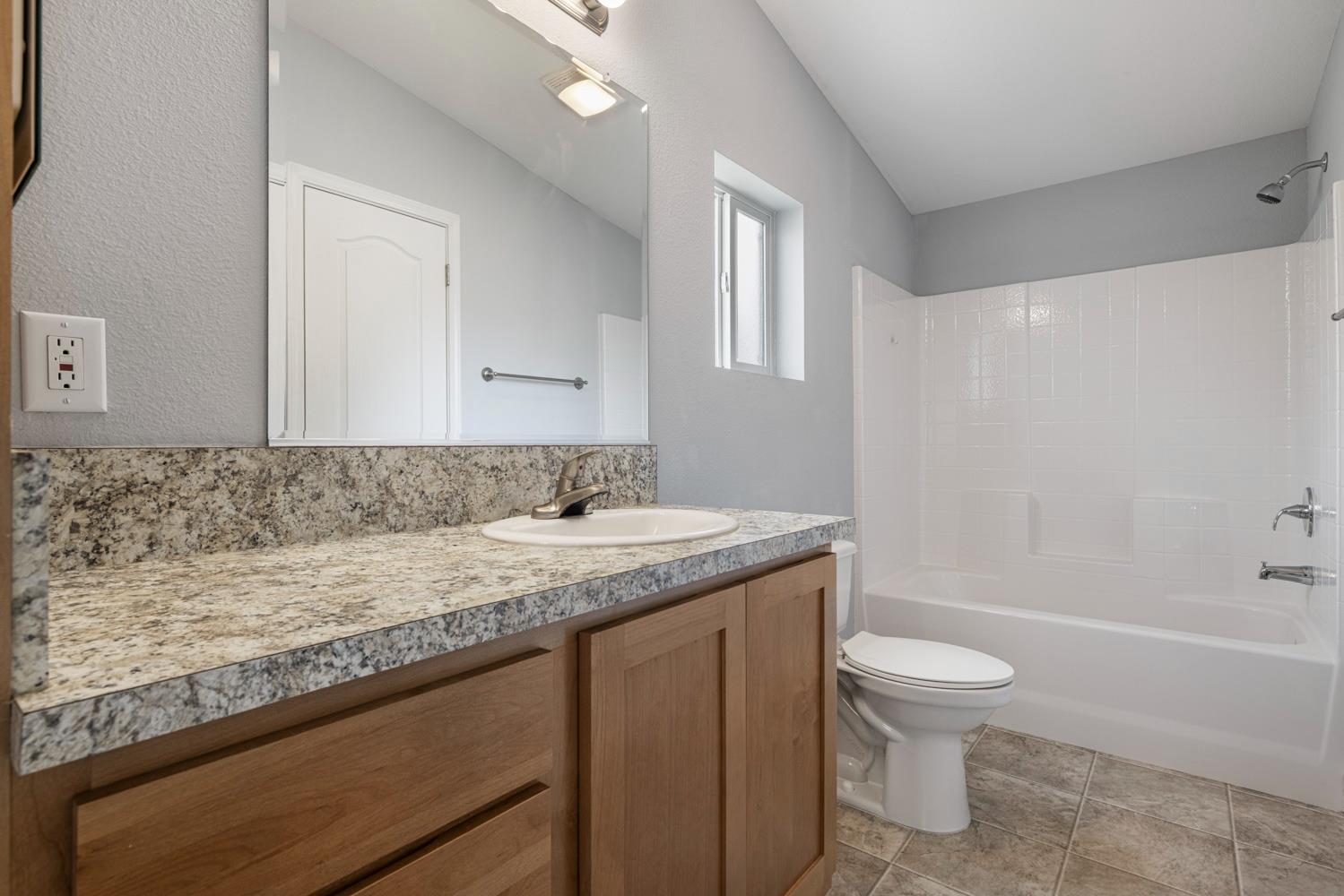 1526 Queen Way, Livingston, CA 95334