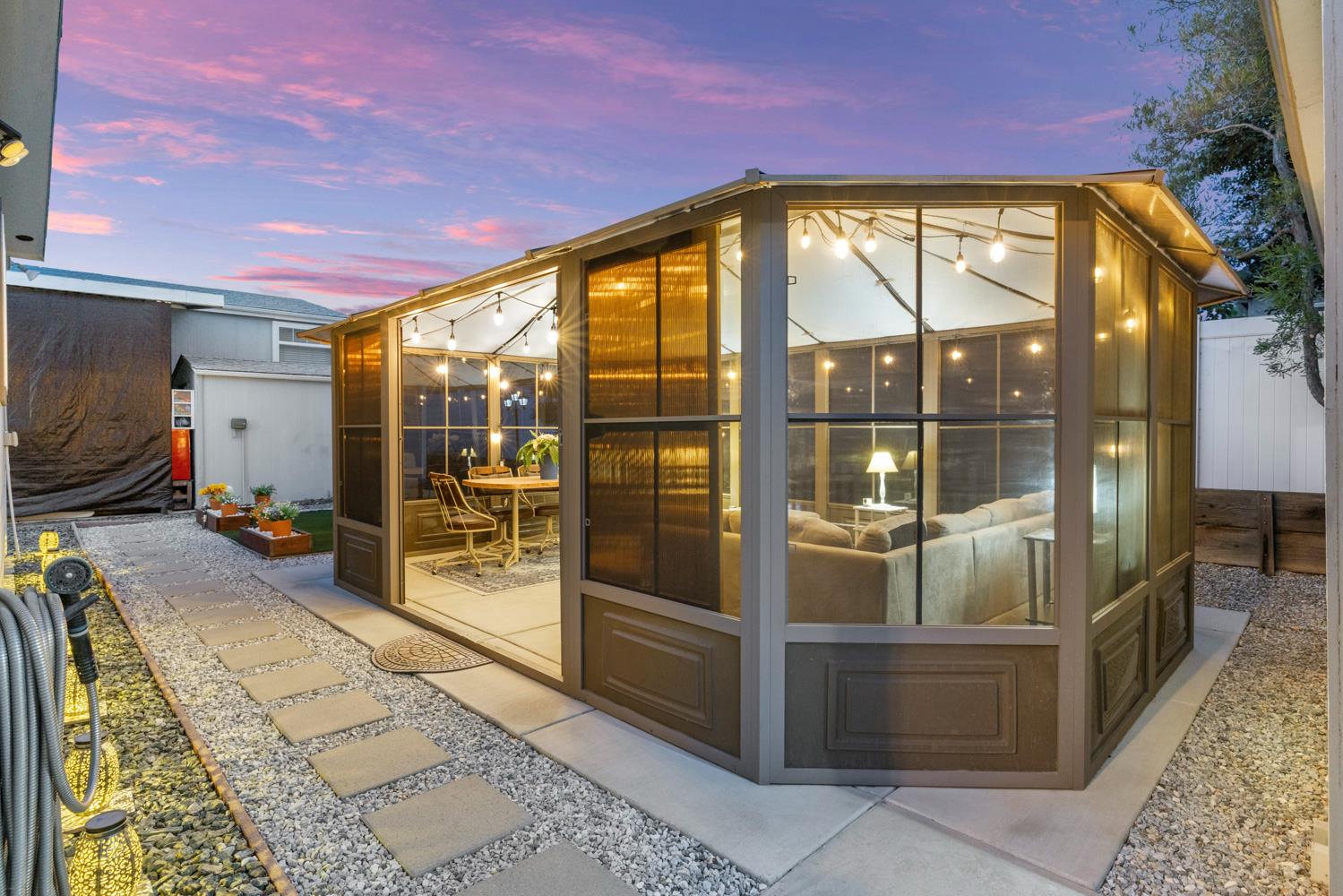 1526 Queen Way, Livingston, CA 95334