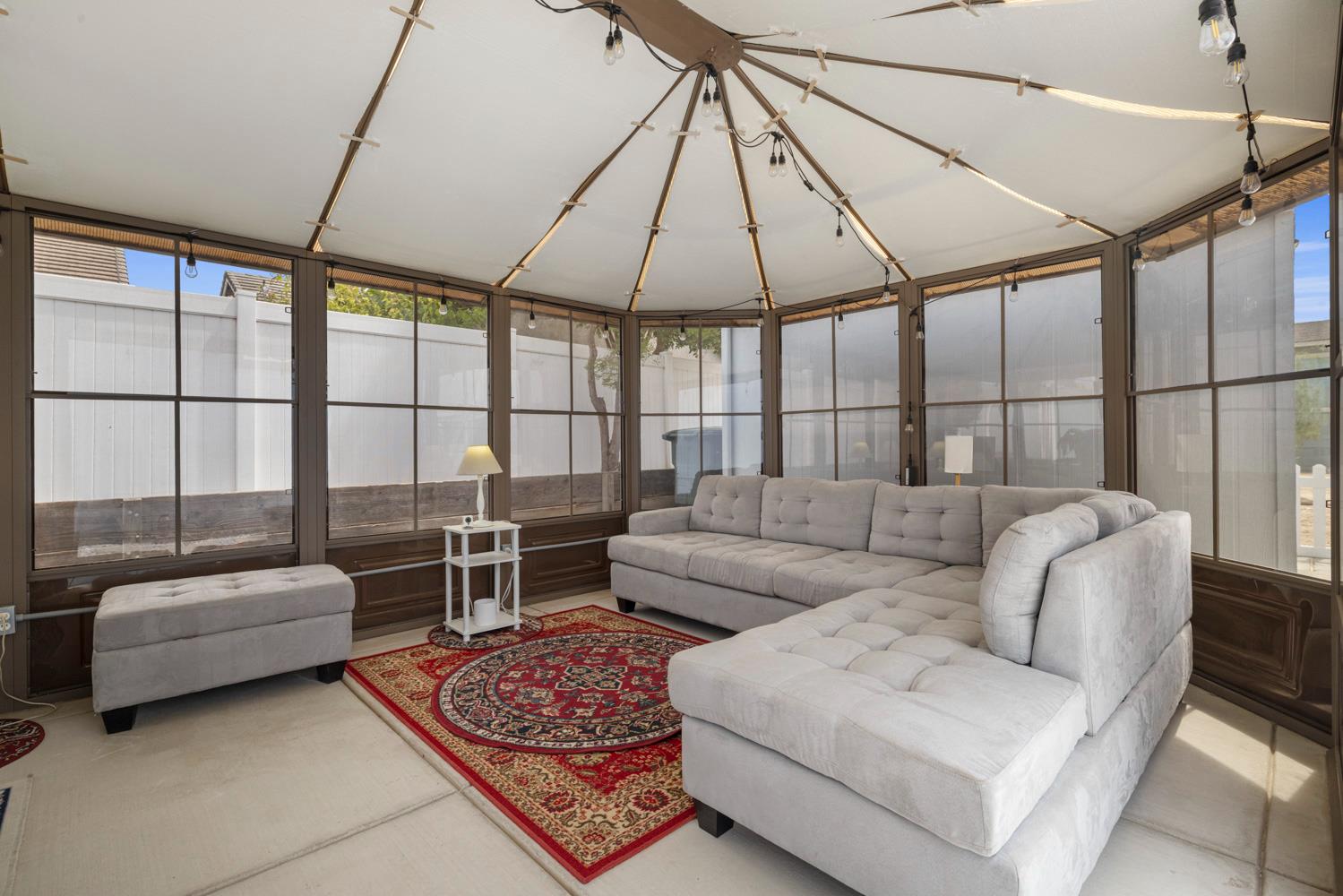 1526 Queen Way, Livingston, CA 95334