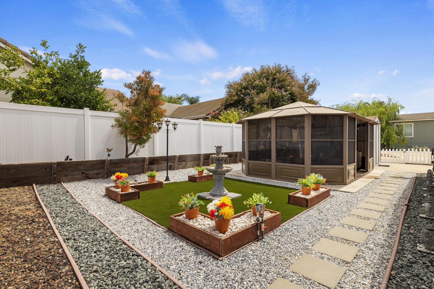 1526 Queen Way, Livingston, CA 95334