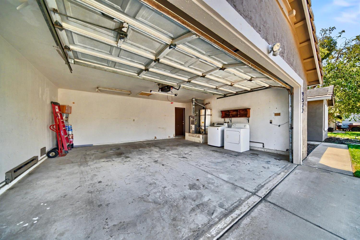 9572 Stonewall Ct, Delhi, CA 95315