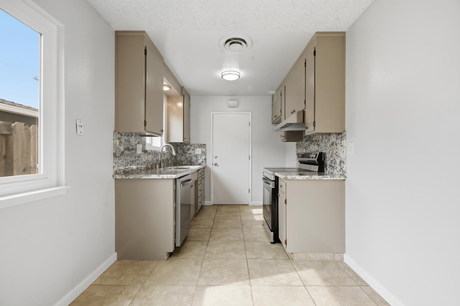 1805 Bradford Ct, Modesto, CA 95355