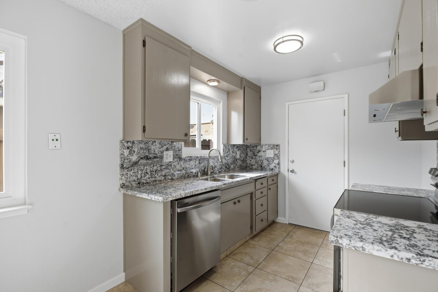 1805 Bradford Ct, Modesto, CA 95355
