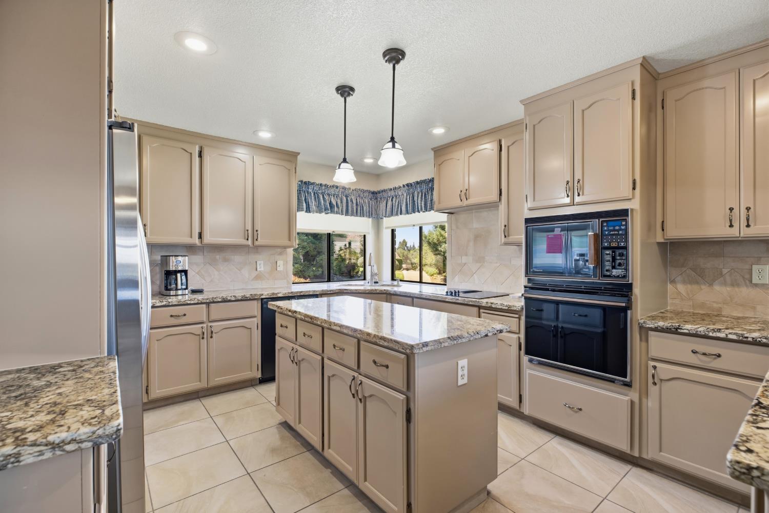 9612 La Posada Dr, Oakdale, CA 95361