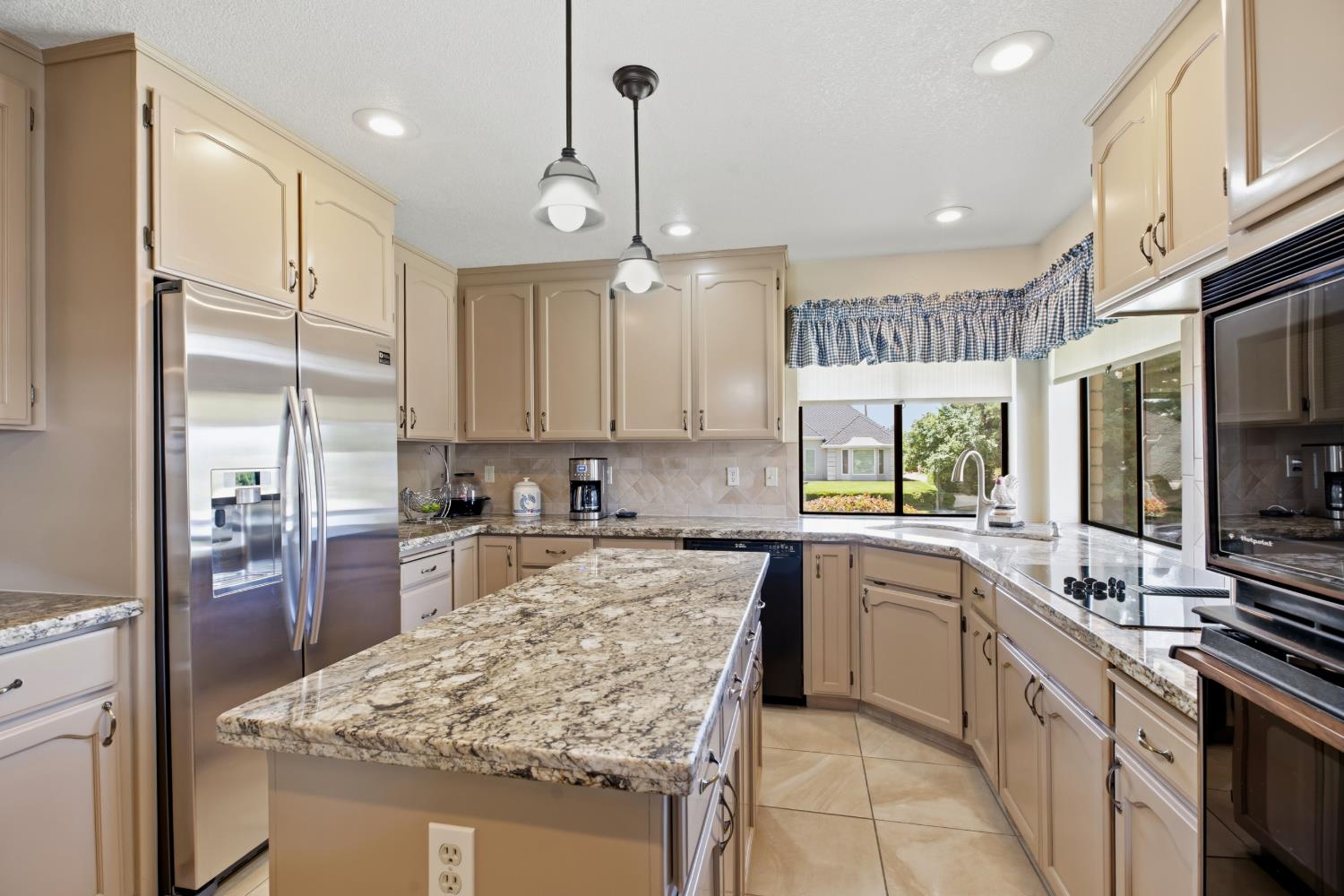 9612 La Posada Dr, Oakdale, CA 95361