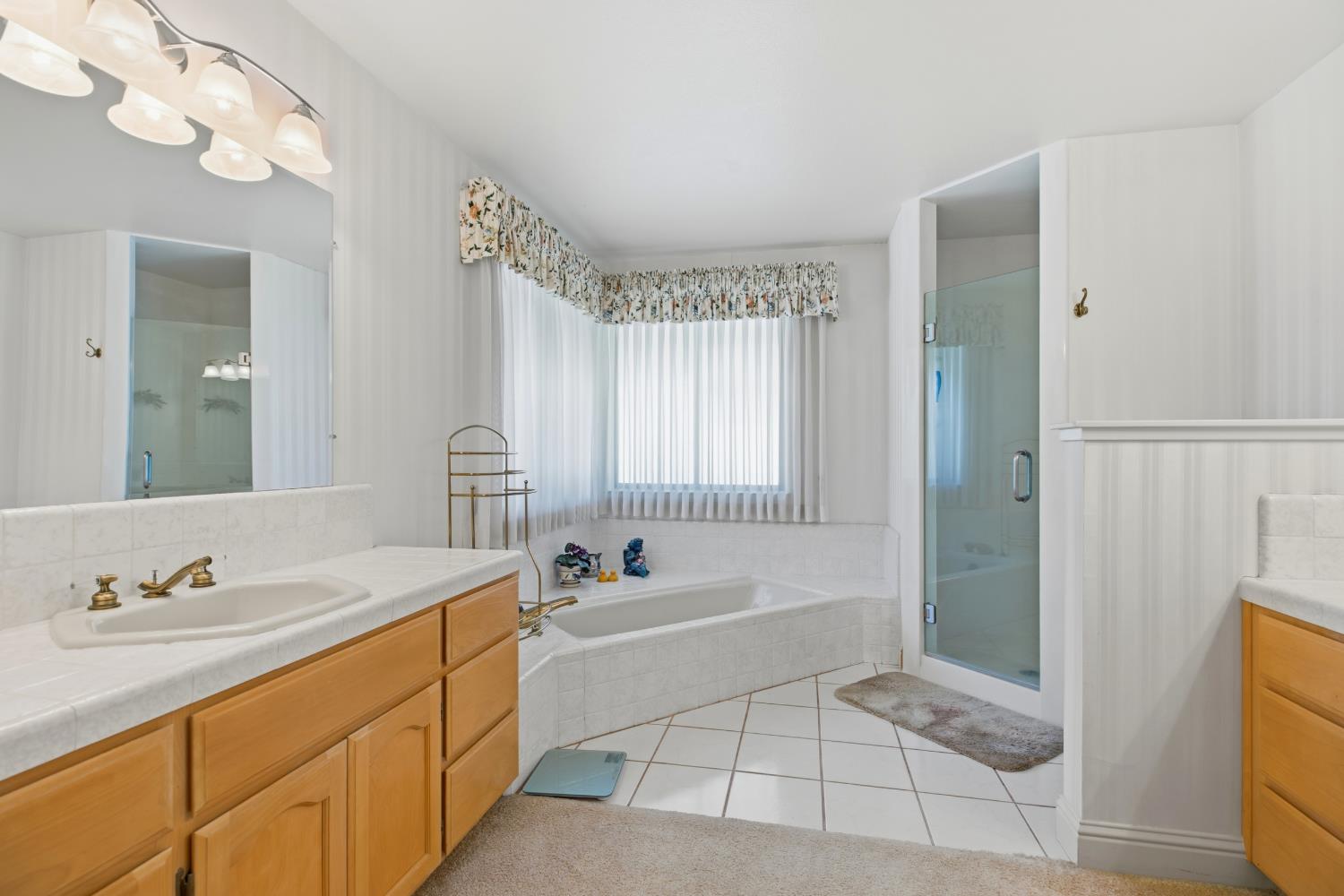 9612 La Posada Dr, Oakdale, CA 95361