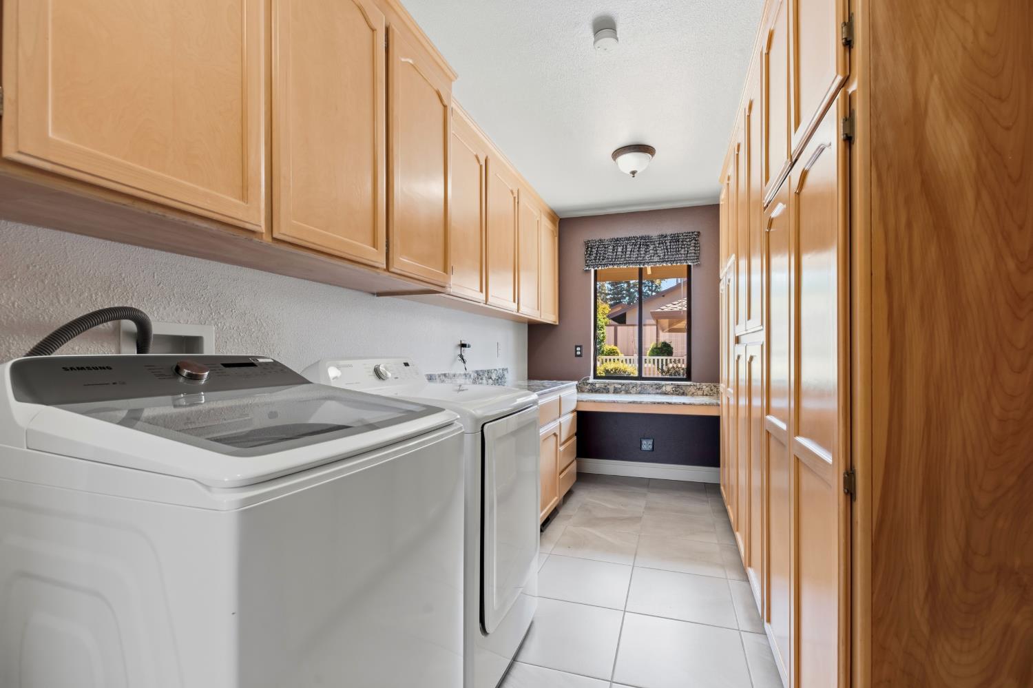 9612 La Posada Dr, Oakdale, CA 95361