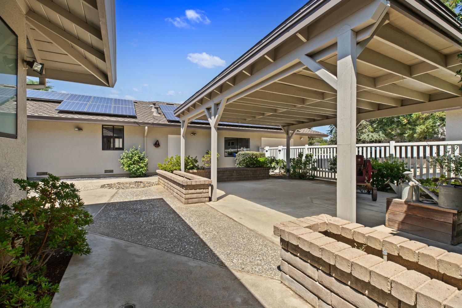 9612 La Posada Dr, Oakdale, CA 95361