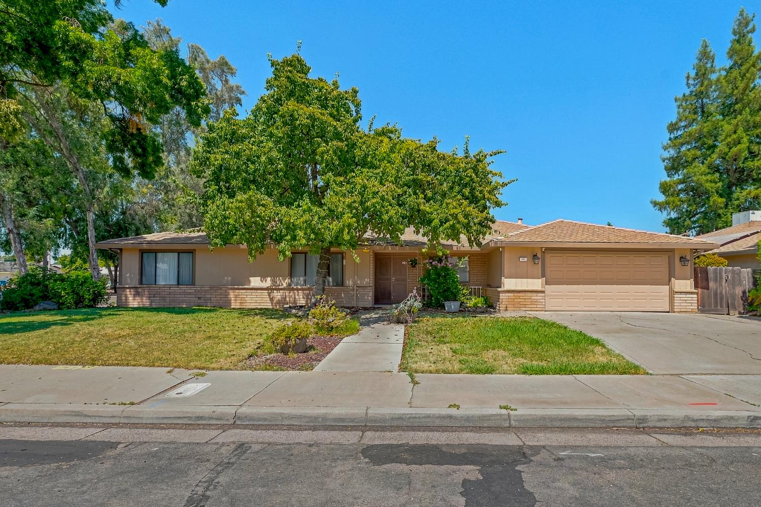587 W Donna Dr, Merced, CA 95348