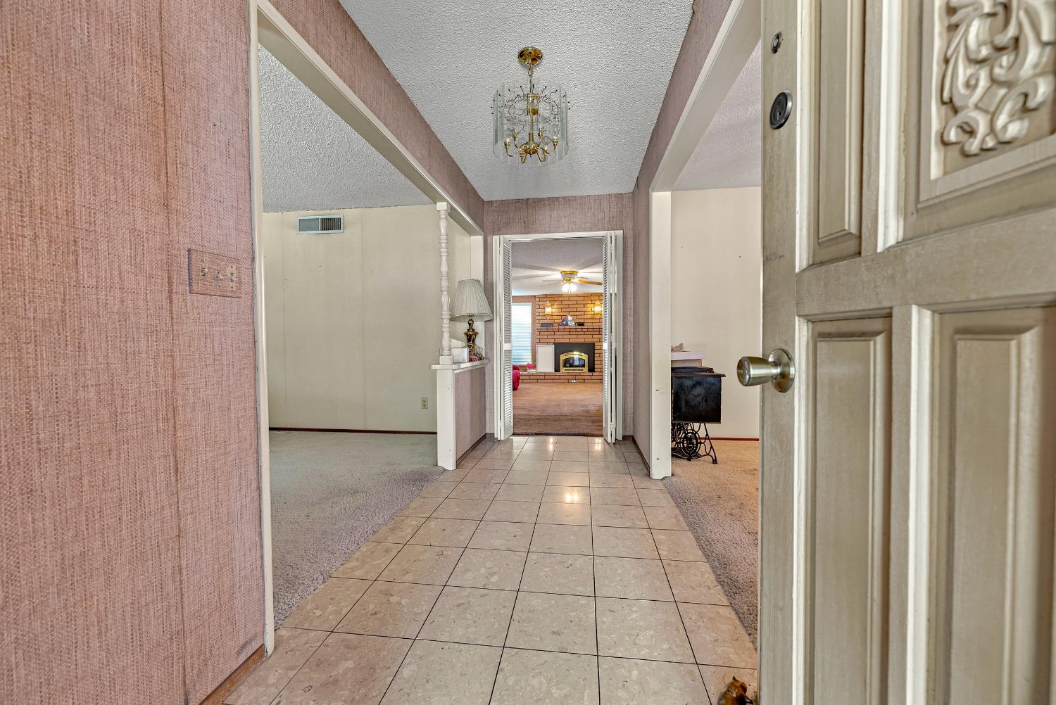 587 W Donna Dr, Merced, CA 95348