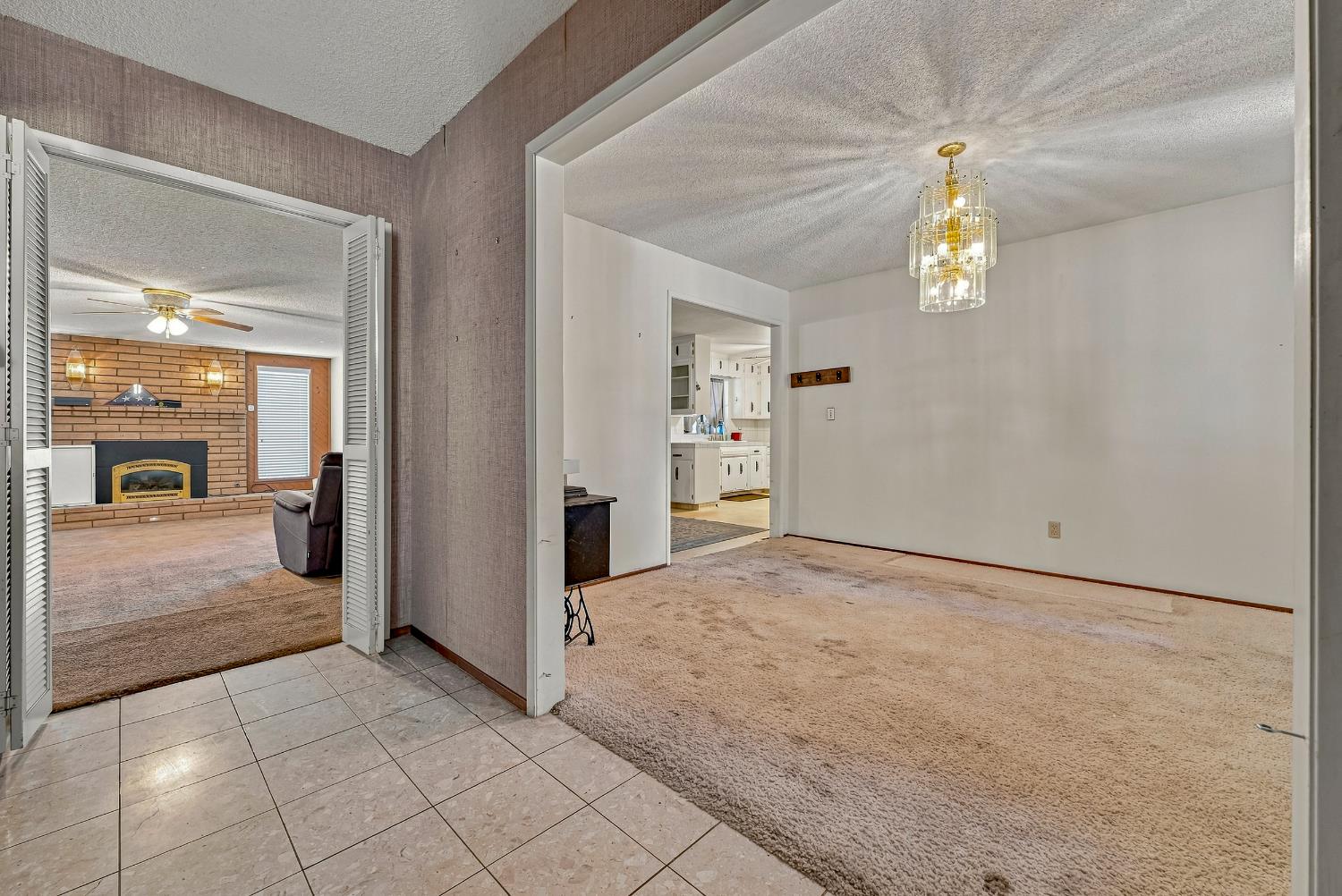 587 W Donna Dr, Merced, CA 95348