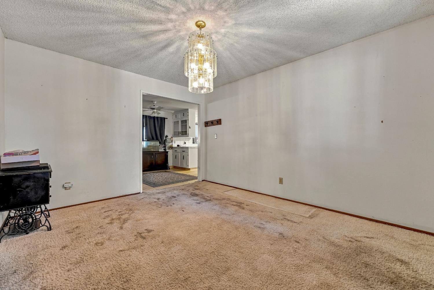 587 W Donna Dr, Merced, CA 95348