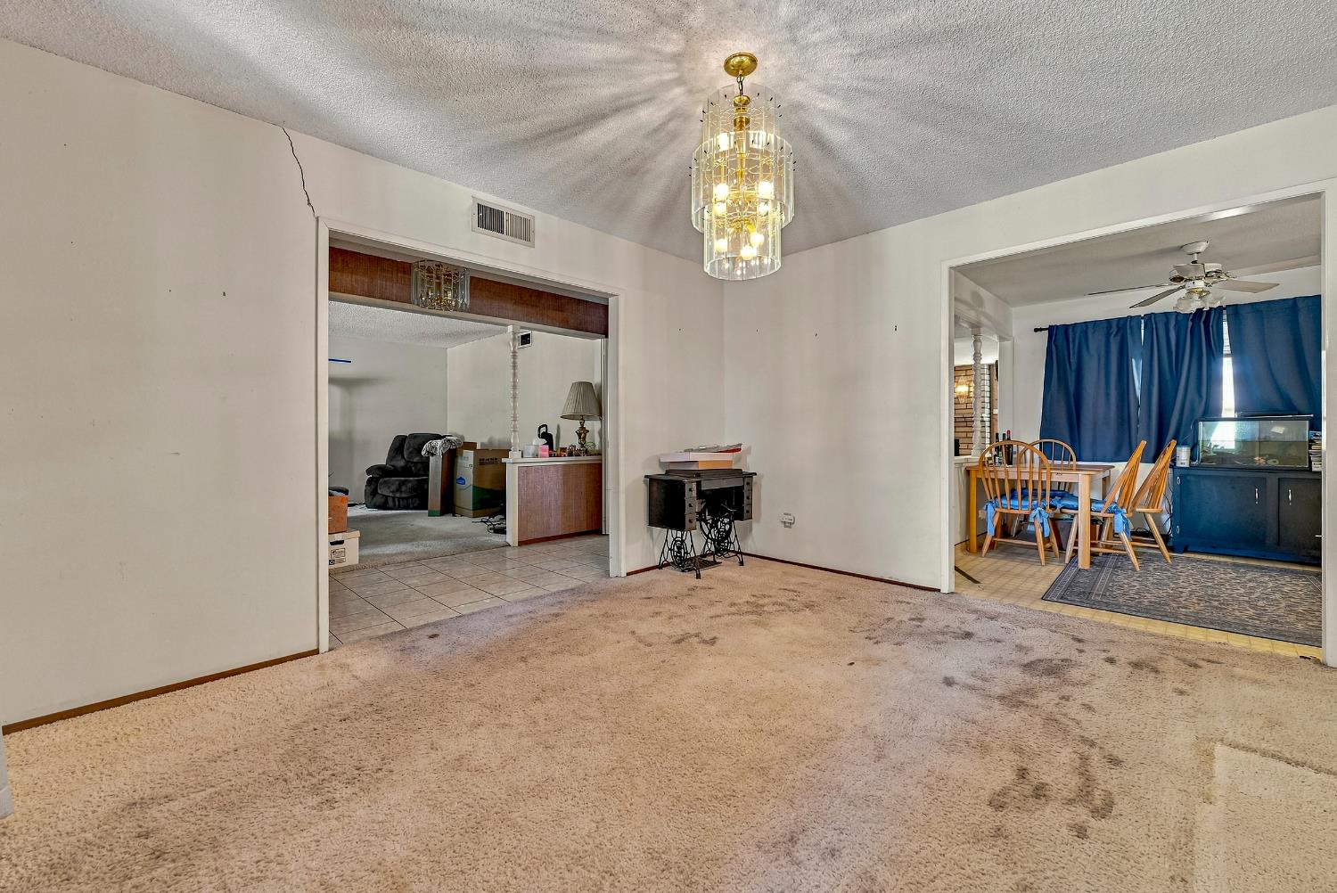 587 W Donna Dr, Merced, CA 95348