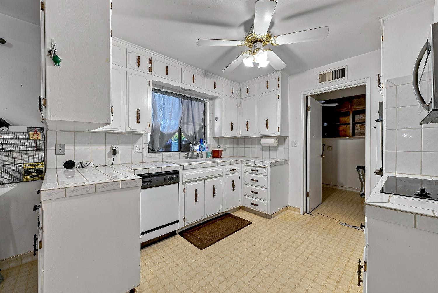 587 W Donna Dr, Merced, CA 95348