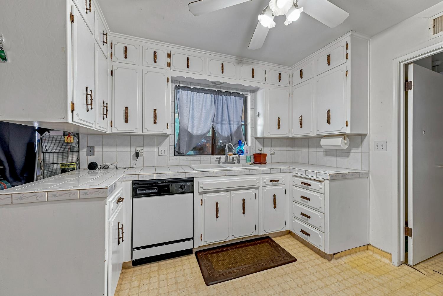 587 W Donna Dr, Merced, CA 95348