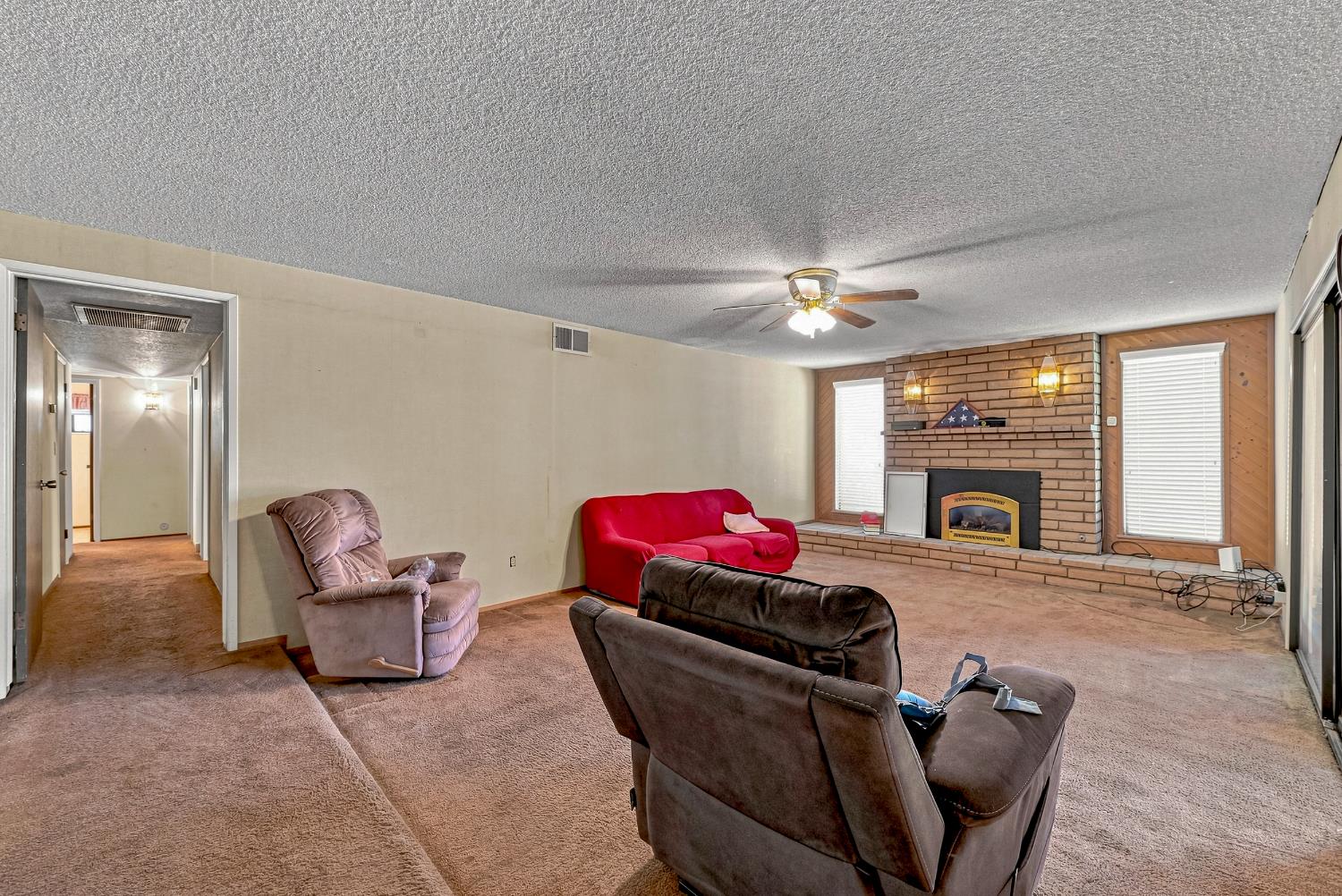 587 W Donna Dr, Merced, CA 95348