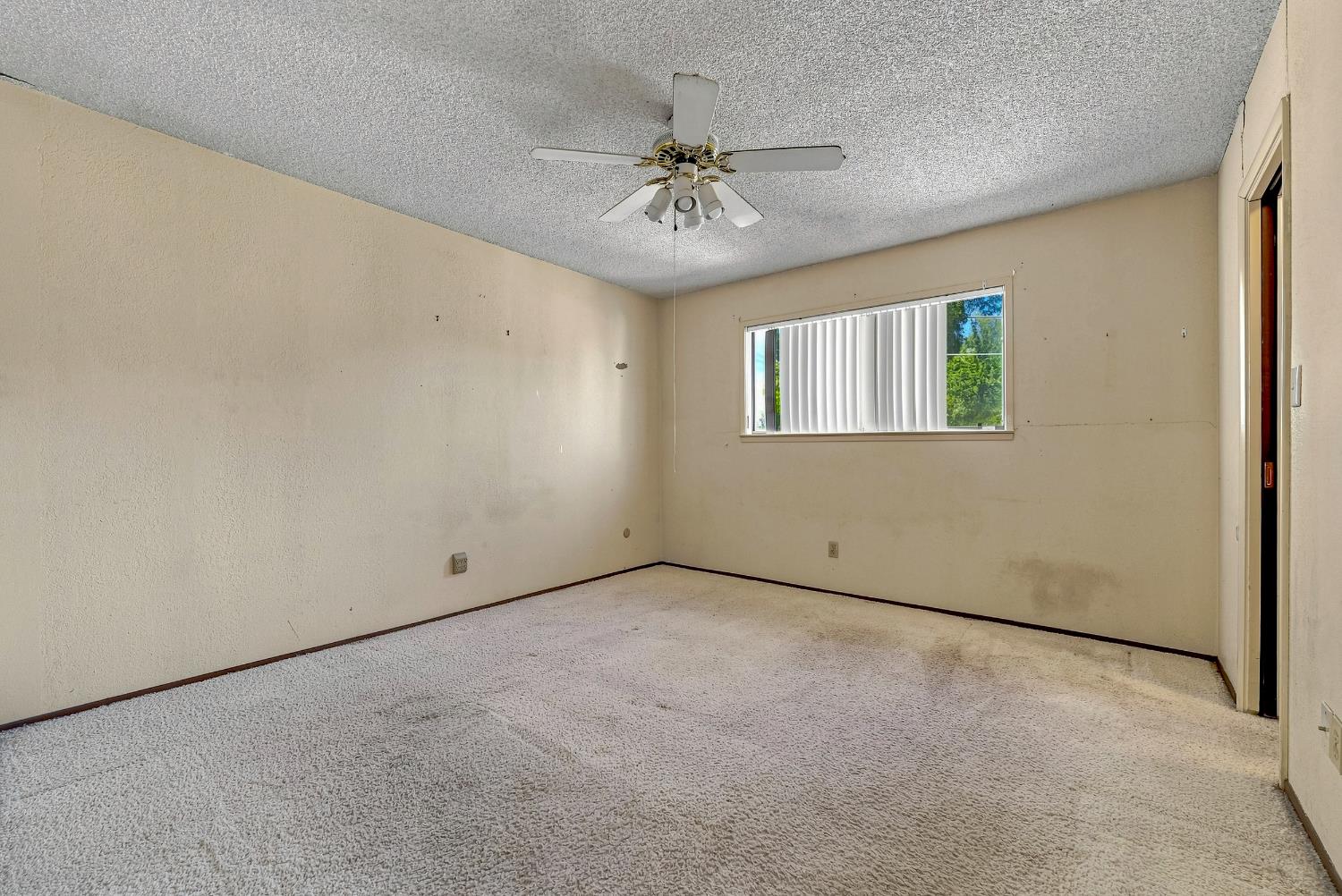 587 W Donna Dr, Merced, CA 95348