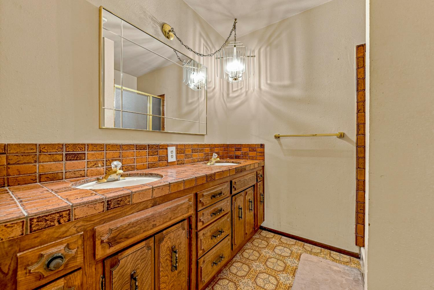 587 W Donna Dr, Merced, CA 95348
