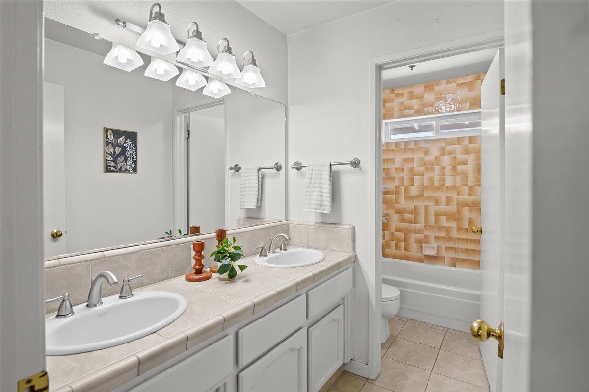 400 Rosebay Ln, Modesto, CA 95356