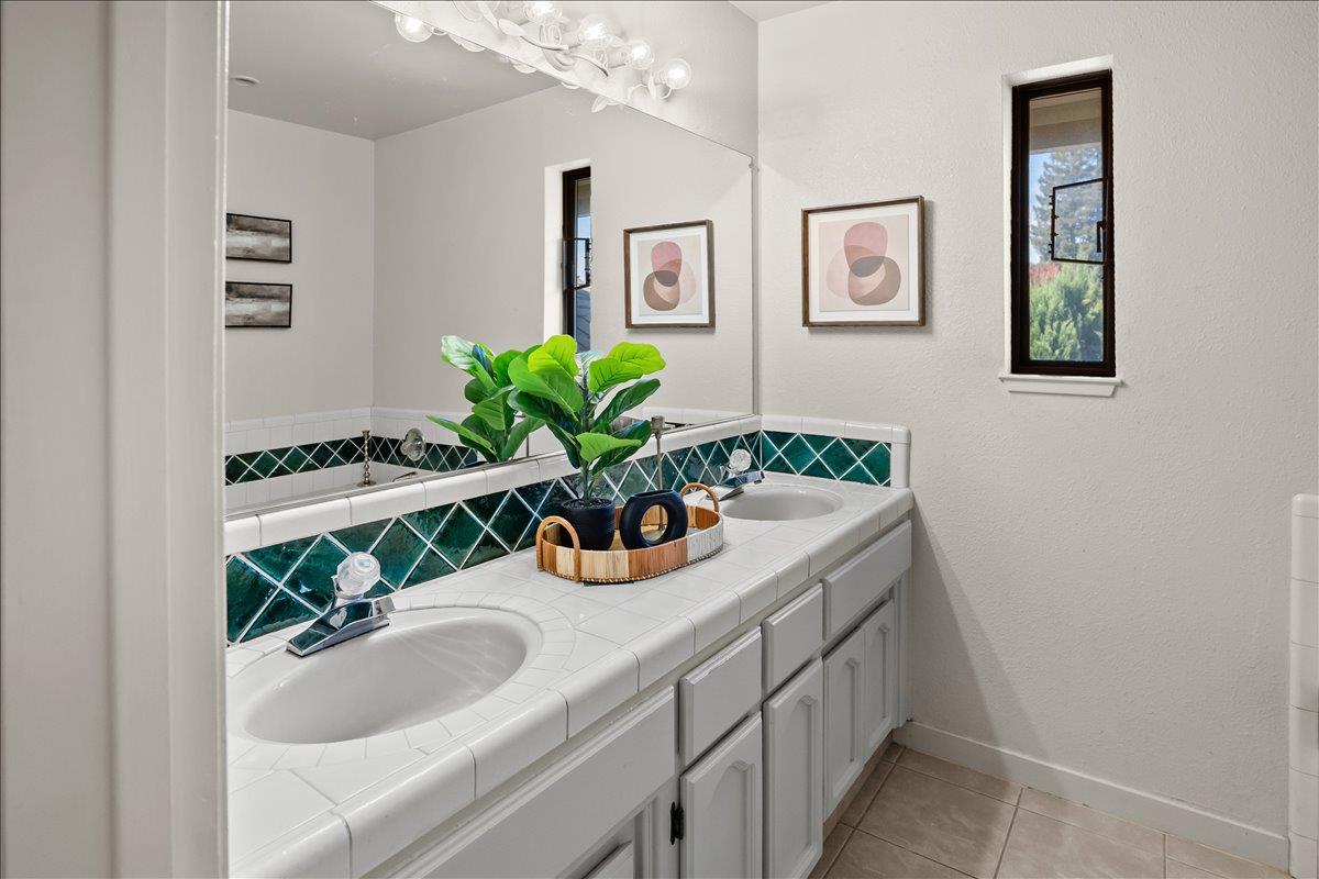 400 Rosebay Ln, Modesto, CA 95356