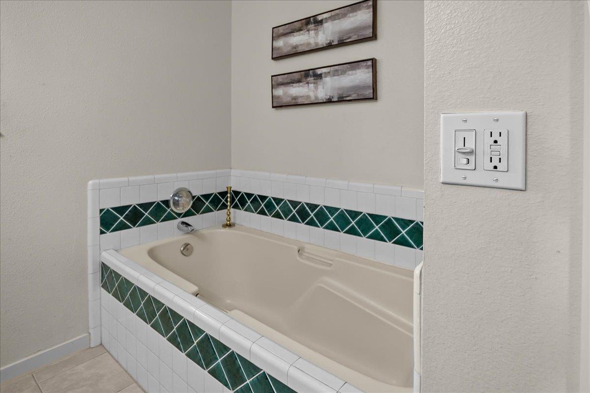 400 Rosebay Ln, Modesto, CA 95356