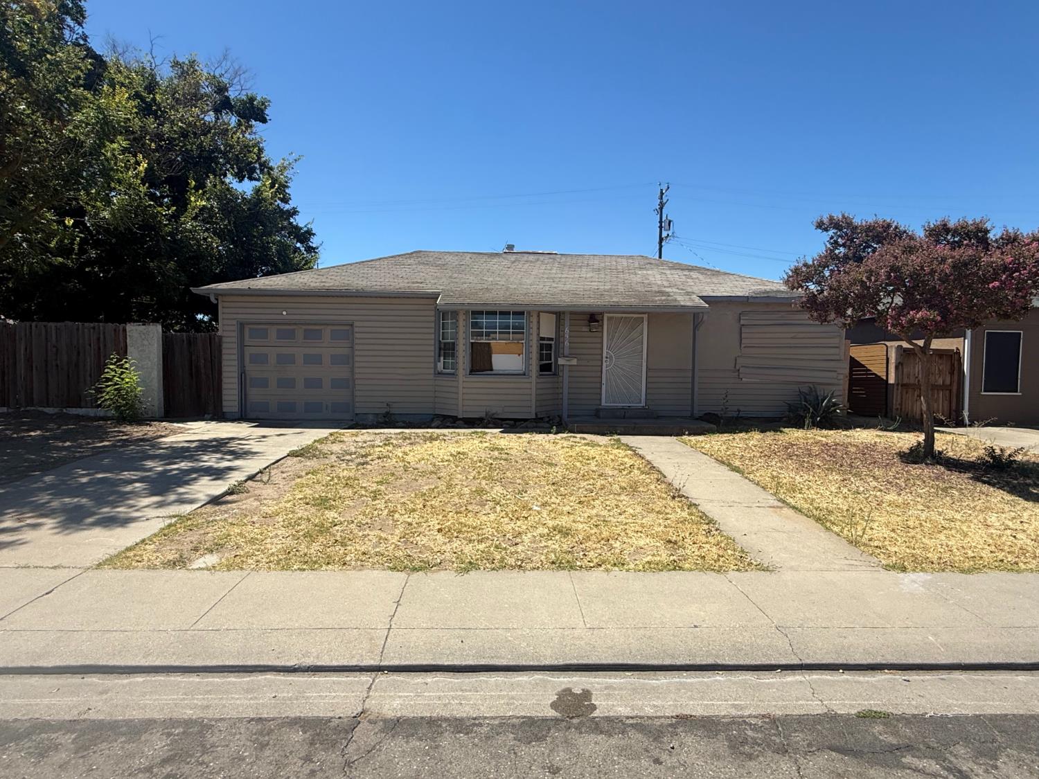 656 Pine St, Manteca, CA 95336