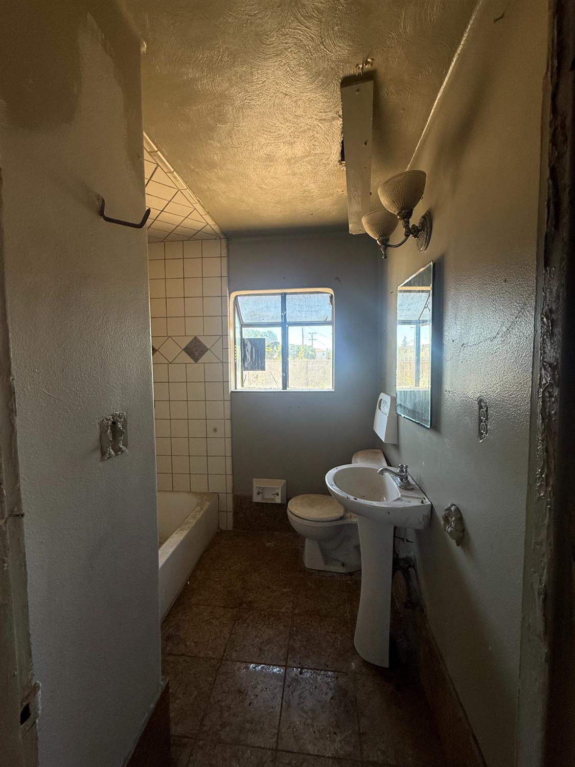 656 Pine St, Manteca, CA 95336