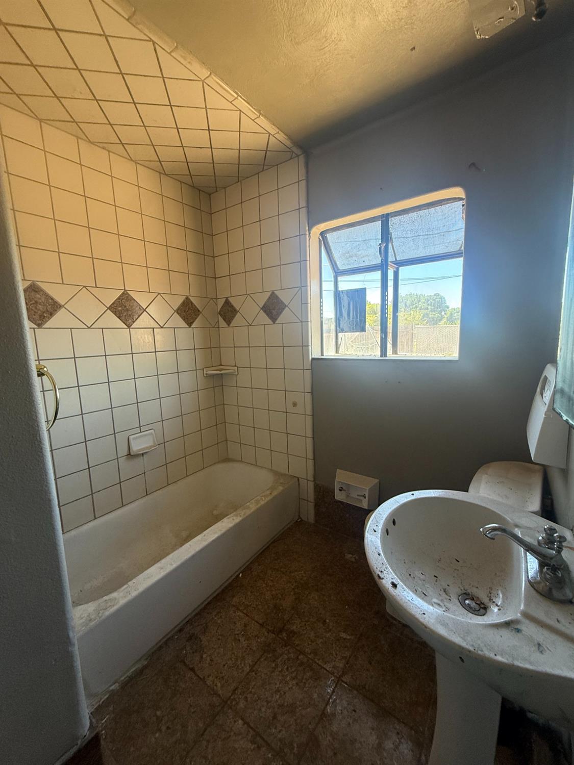 656 Pine St, Manteca, CA 95336