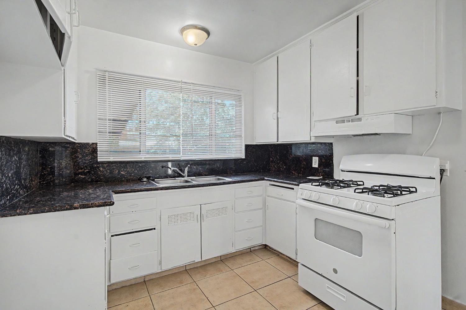 2306 E dayton, Fresno, CA 93726